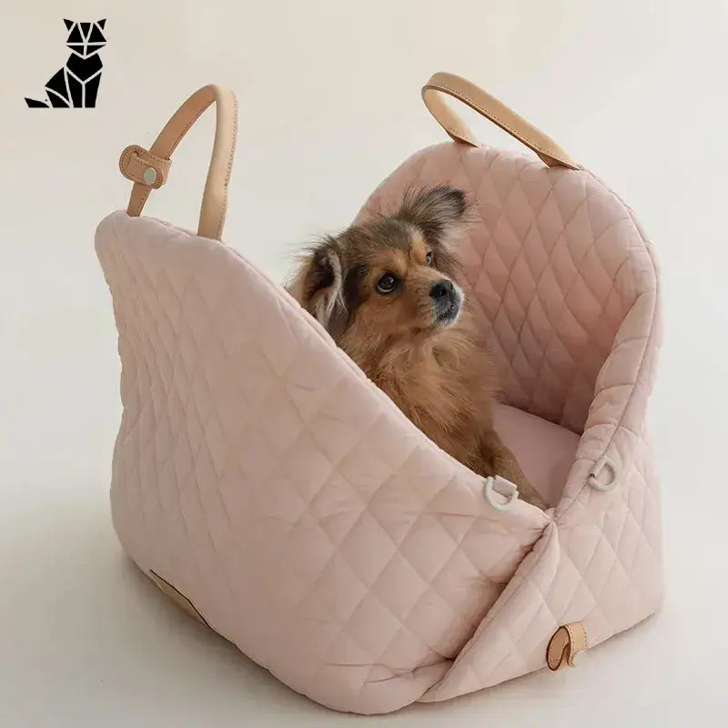 Petits chiens dans une cage de transport rose de la collection ’Carrying Bag and Travel Bed for Dogs’ (Sac de transport et lit de voyage pour chiens)